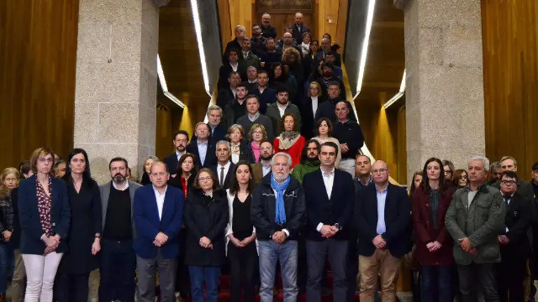 Minuto de silencio no Parlamento en memoria de María González Vicente e Alberto Chaves. PEPE FERRÍN