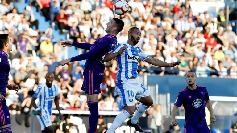 Aspas y El Zhar pugnan por un balón. JUAN CARLOS HIDALGO, EFE