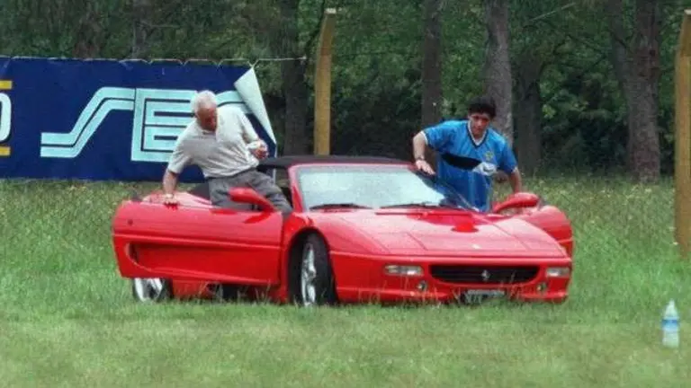 Maradona, en el Ferrari ahora decomisado que había pasado a manos de Los Loza, en una imagen de los años 90, cuando pertenecía a Boca Juniors