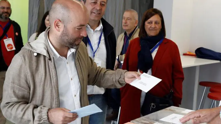 Luís VIllares votando ELISEO TRIGO
