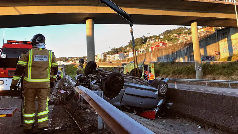 El coche siniestrado y, al fondo, el pilar contra el que colisionó. SXENICK (EFE)