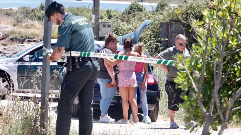 La Guardia Civil acordona la zona en la que se produjo el suceso.JOSE LUIZ OUBIÑA