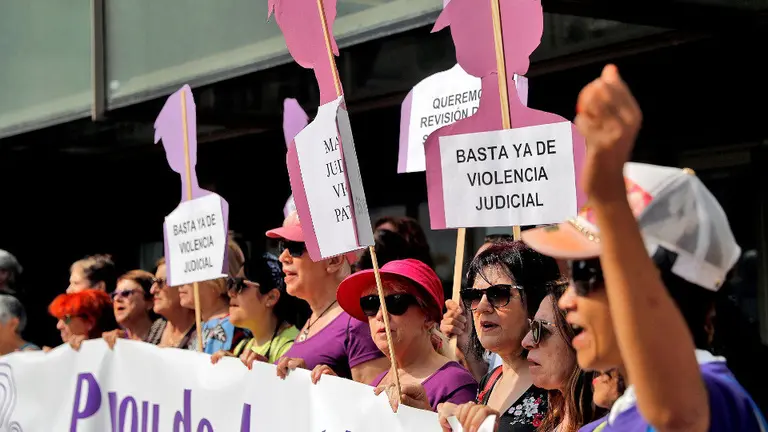 El Movimiento Feminista de Valencia se concentr&oacute; este viernes a las puertas del Tribunal Supremo. MANUEL BRUQUE (EFE)