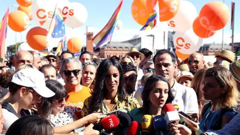 Miembros de Ciudadanos en la marcha del Orgullo Gay. J.J.GUILLÉN (EFE)