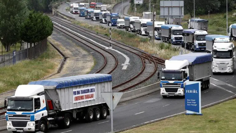Los transportistas del carbón, en su protesta. KIKO DELGADO
