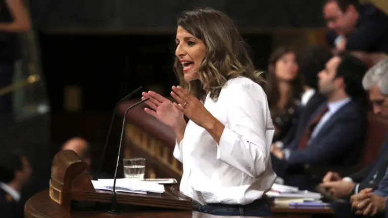 Yolanda Díaz, en la sesión de este lunes en el Congreso. KIKO HUESCA (EFE)