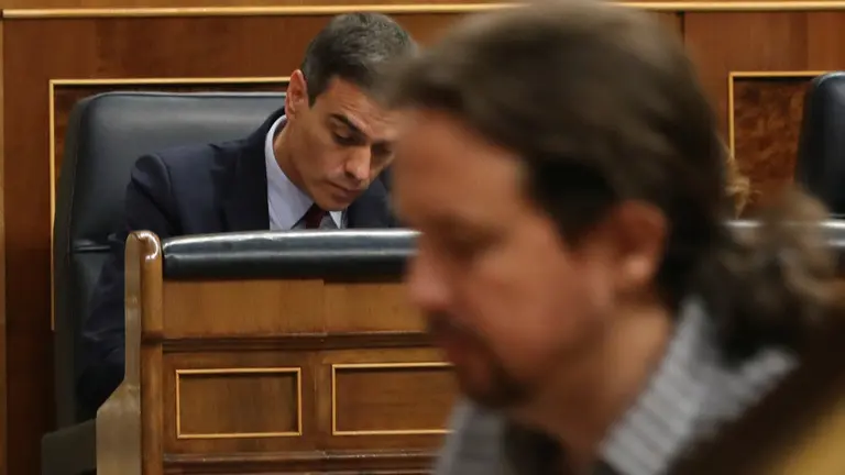 Pedro Sánchez, pendiente de Pablo Iglesias.J.J. GUILLÉN