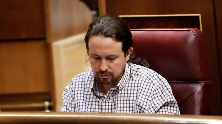 Pablo Iglesias, en su escaño. BALLESTEROS (EFE)
