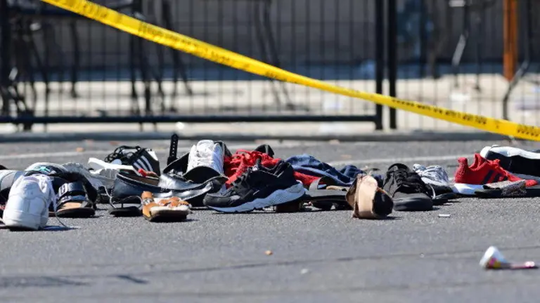 Zapatos por el suelo en el lugar del tiroteo de Ohio. TOM RUSSO (EFE)