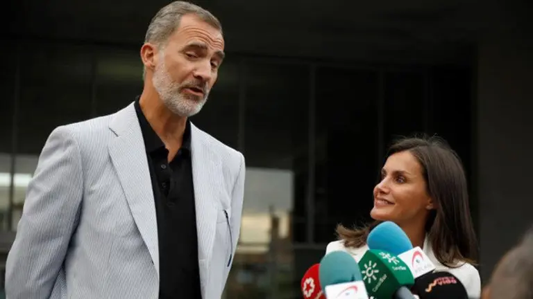 Los reyes atendiendo a los medios. EFE