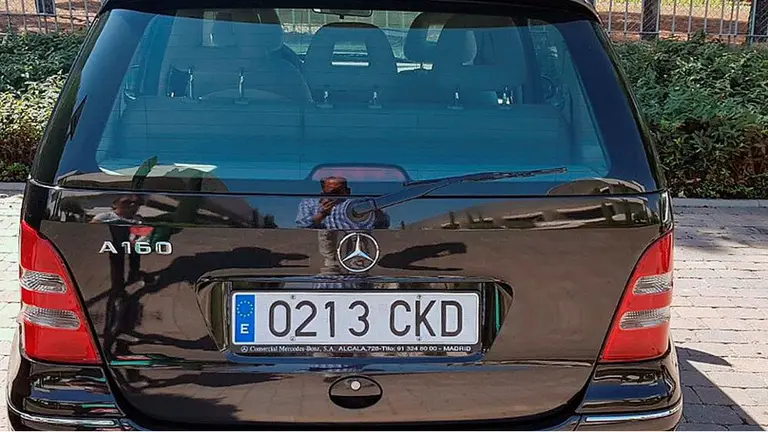 Fotografía del twitter de una amiga de la familia Fernández Ochoa del Mercedes, clase A, de color negro. EFE