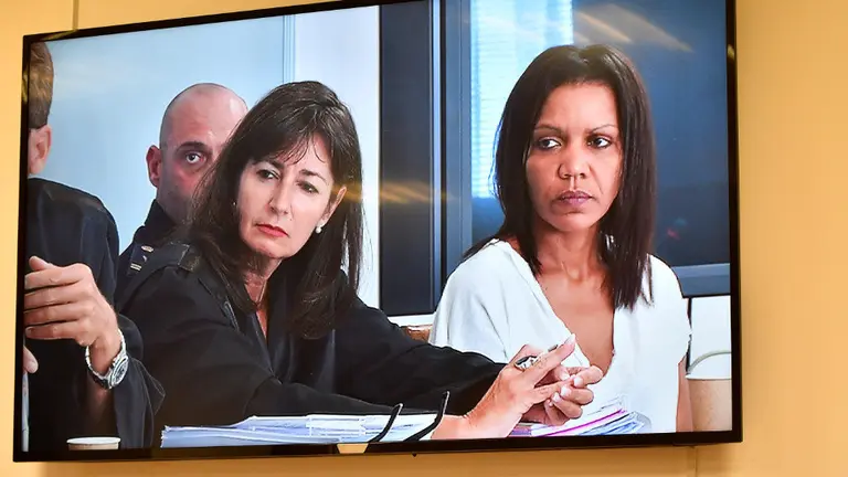 Ana Julia Quezada, junto a su abogada Beatriz Gámez, en la pantalla del circuito cerrado de televisión. CARLOS BARBA (EFE)