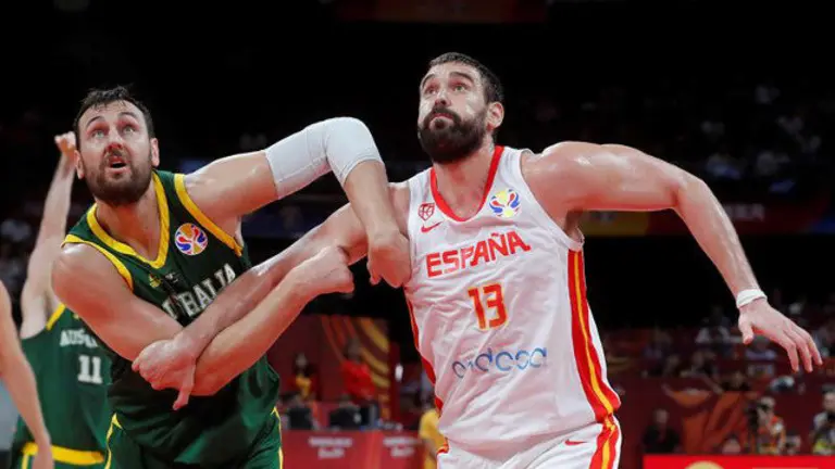 Marc Gasol lucha con Bogut por un rebote. JUAN CARLOS HIDALGO