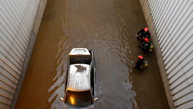 Bomberos trabajando en el rescate del cuerpo sin vida del hombre fallecido en Almería. CARLOS BARBA (EFE)