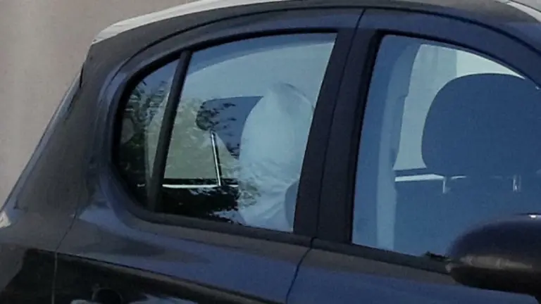 José Luis Abet Lafuente, en un coche en el acceso al cuartel de la Guardia Civil. LUIS POLO