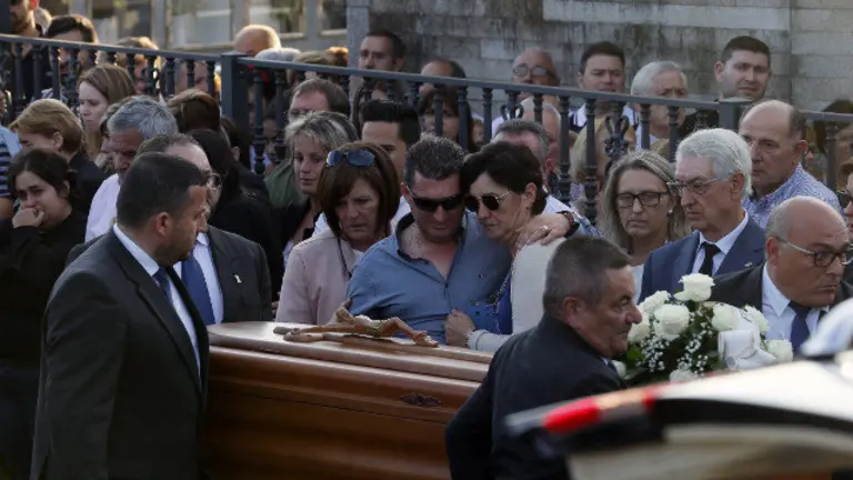 La multitud llora las víctimas del triple crimen de violencia machista de Valga.LAVANDEIRA JR. (Efe)