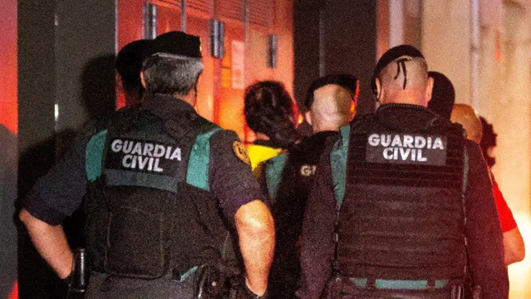 Axentes da Garda Civil durante as detencións aos CDR. EFE