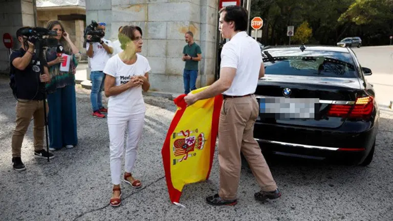 Algunos de los últimos visitantes del Valle de los Caídos. EFE
