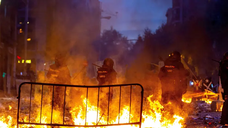 Policías antidisturbios en la tarde de este viernes en Barcelona. ENRIC FONTCUBERTA (EFE)