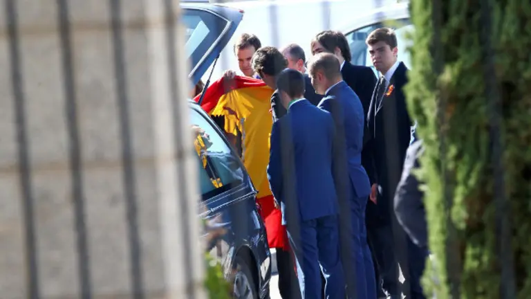 Los familiares de Franco reciben el cuerpo en el cementerio de El Pardo-Mingorrubio.JODRIGO JIMÉNEZ (Efe)