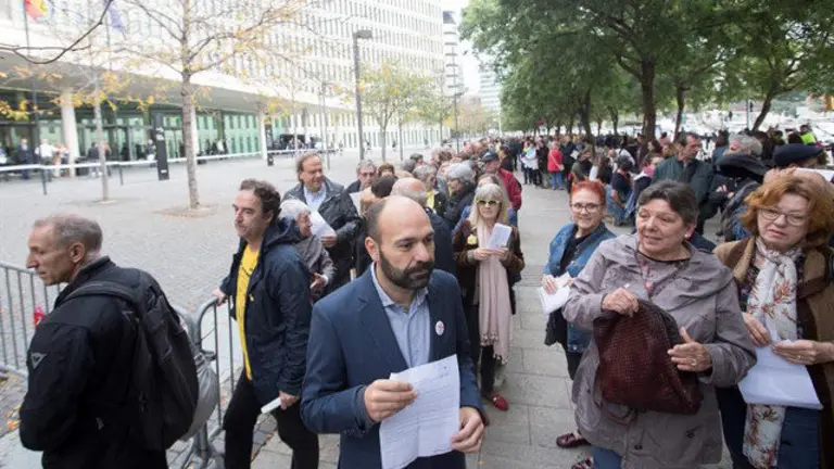 Colas para inculparse en la iniciativa de Omnium. MARTA PÉREZ