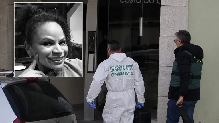 Efectivos de la Guardia Civil ante el portal de la casa en la que se registraba el crimen de Foz y sobreimpresionada, la imagen de la víctimaJ M ÁLVEZ