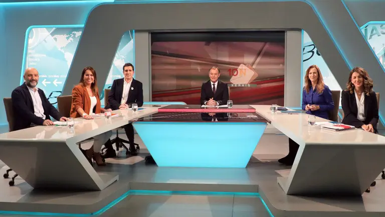 De esquerda a dereita: Néstor Rego, Beatriz Pino, Pablo Arangüena, o moderador, Francisco López, Marta González e Yolanda Díaz, ao inicio do debate electoral. XOÁN REY (EFE)