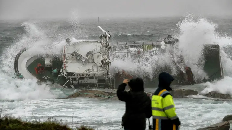 Las olas golpean por la tarde al Divina del Mar al frustrarse su remolque a puerto con la pleamar. LAVANDEIRA JR. (EFE)