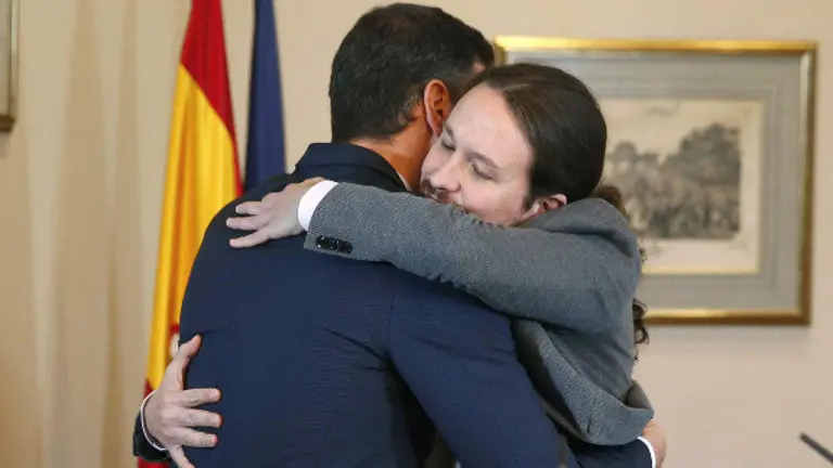El abrazo de Sánchez e Iglesias. PACO CAMPOS