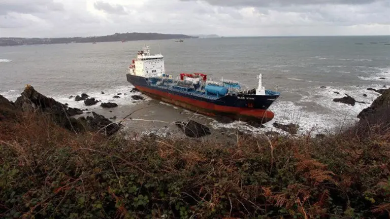El barco quimiquero Blue Star, encallado en el litoral de Ares. EFE
