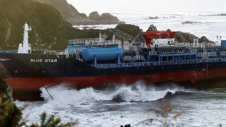 El quimiquero Blue Star, encallado en la ría de Ares. KIKO DELGADO