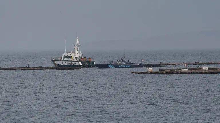 Labores de rescate, este lunes en la costa de Aldán. GONZALO GARCÍA