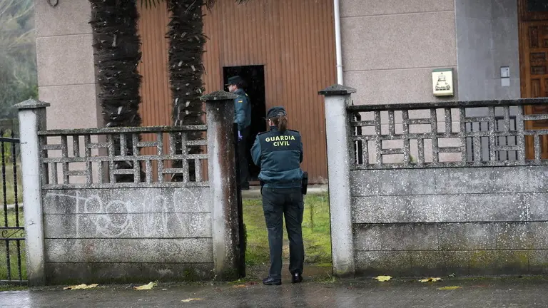 Agentes de la Guardia Civil, en el domicilio en el que ocurrió el suceso. XESÚS PONTE