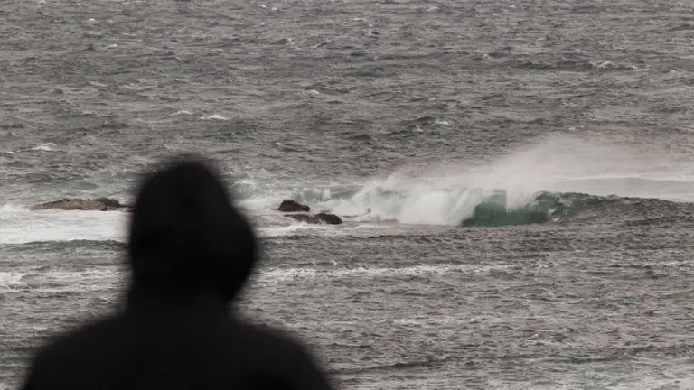 Forte vento e ondada en Rinlo. JOSÉ MARÍA ÁLVEZ
