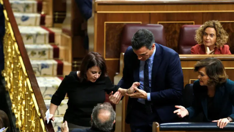 Adriana Lastra recibe ayuda para andar este martes en el Congreso. EFE