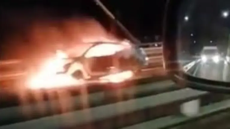 El coche en llamas en Rande. TVG