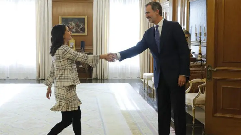 El rey Felipe VI (d) saluda a la portavoz de Ciudadanos Inés Arrimadas. BALLESTEROS