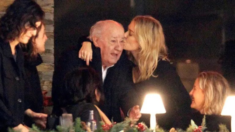 Marta Ortega besa a su padre, Amancio Ortega durante la velada.CABALAR (Efe)