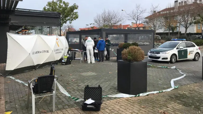 Expertos de criminalística de la Guardia Civil recogen pruebas en Bastiagueiro tras la muerte del hombre. CABALAR (EFE)