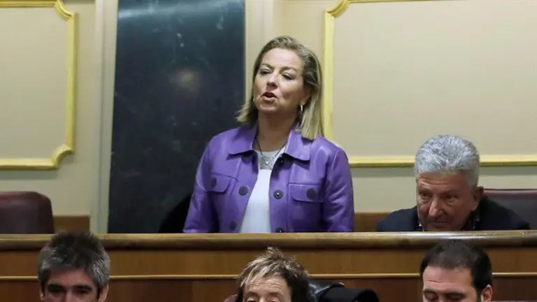 Ana Oramas, diputada de Coalición Canaria, vota durante la segunda jornada del debate de investidura. EFE