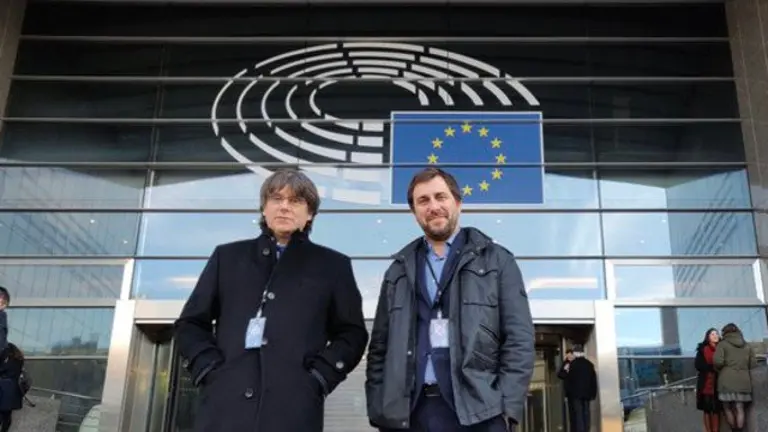 Puigdemont y Toni Comín posan a las puertas de la Eurocámara. TWITTER
