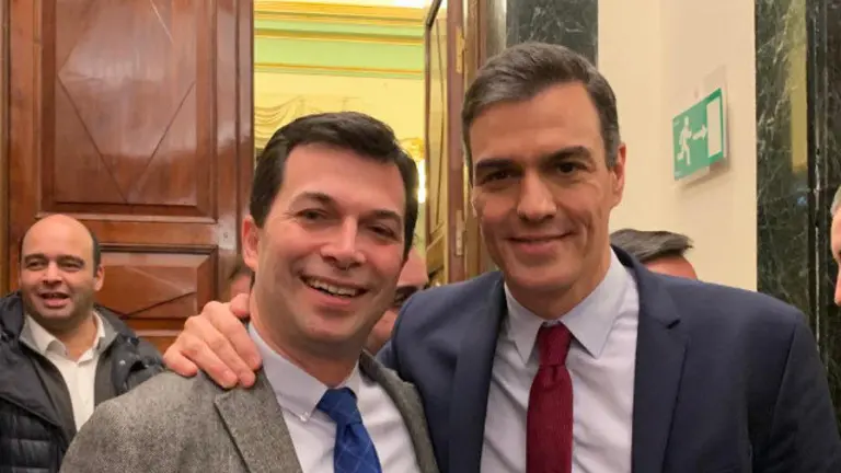 Gonzalo Caballero y Pedro Sánchez, tras la investidura. EP