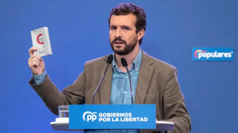 Pablo Casado, mostrando la Constitución, este domingo en un acto en Murcia. EFE