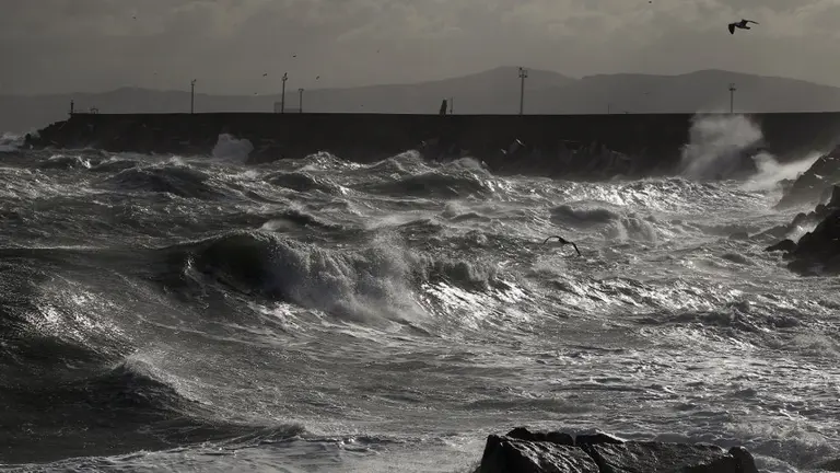 Oleaje en Burela. JOSÉ Mª ÁLVEZ