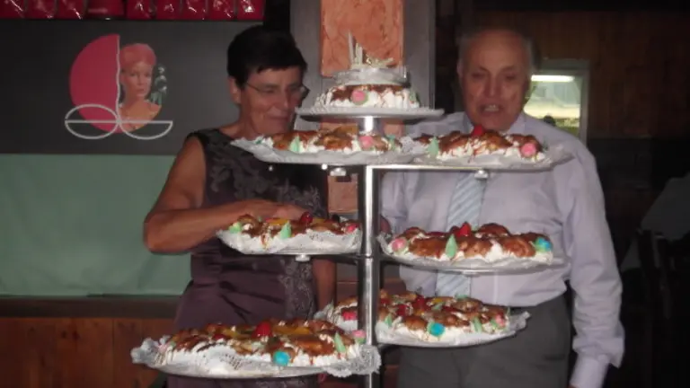 El matrimonio fallecido en A Pastoriza, en la celebración de sus bodas de oro. AEP