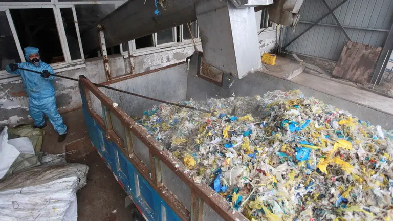 Operarios se hacen cargo de residuos m&eacute;dicos en China. EFE