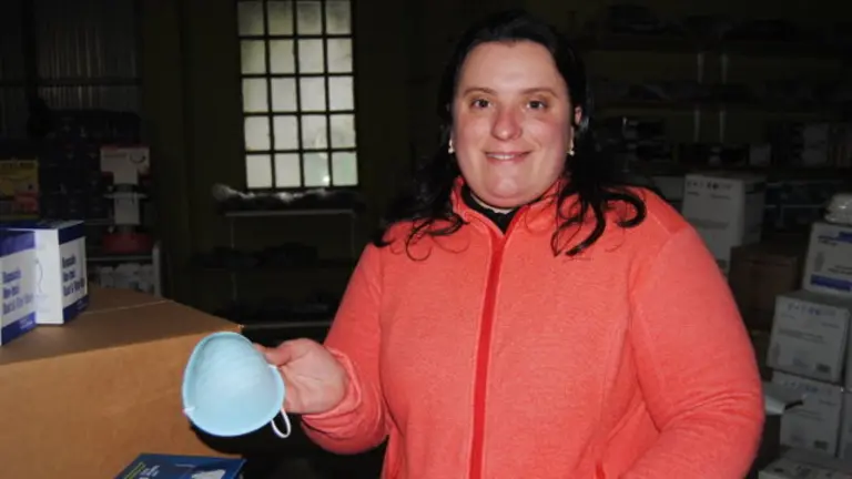 Silvina Domínguez, con una de las mascarillas de Comercial Mida. MIGUEL PIÑEIRO