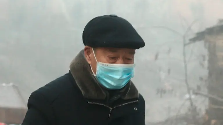 Un ciudadano chino con mascarilla. LIU TAO (EFE)