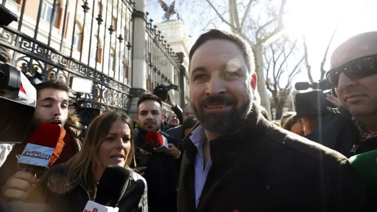 O líder de Vox, Santiago Abascal, á súa chegada á concentración que os agricultores. JAVIER LIZÓN (Efe)