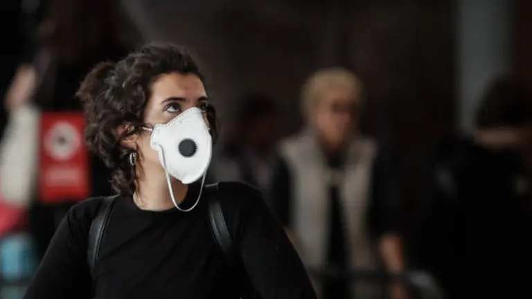 Unha muller prot&eacute;xese cunha m&aacute;scara do coronavirus. JUAN IGNACIO RONCORONI (Efe)